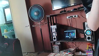 This rich maid wants to put a size L plug