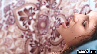 Teenager asks the neighbor to hump her cunt