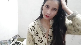Desi aunty ko saman dene ke bahane pel diya