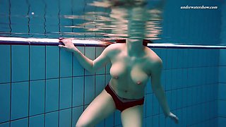 Czech chick Vesta enters swimming pool naked