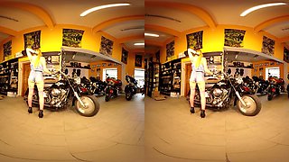 194 - Sonia - Model Naked In Garage - Sexlikereal