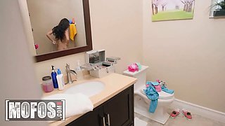 Mofos - Jaye Summers ambles in to find her roomy fingering and now she can't stop thinking about his cock