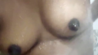 Sexy Bhabhii bathing video goes viral-2