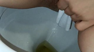 The Italian MILF Pisses in the Toilet - Amateur Ita