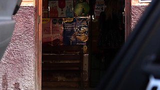 El taxista no puede contenerse y chupa las grandes tetas de