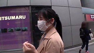 清楚系美女が四つん這いで放尿してカンチョーされて股間ビショビショ