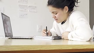 Dos Chicas Se Tocan Durante Una Videollamada Sin Que Nadie Se De Cuenta