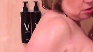 Bath time fun with Lily May & Trisha