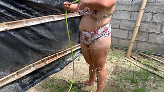 Exhibitionist Ecuadorian Sexy Girl Bathes in a Place and While She Showers She Touches Her Pussy and Those Giant Tits Ver