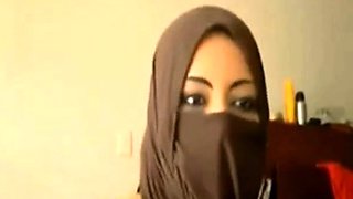 Arab GF flashes her BF on cam