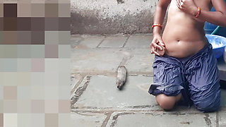 Elder sister-in-law opened the skirt and took a bath in the open bathroom completely naked.