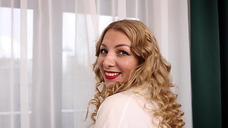 Blondie Stefa Sin rubs her pussy in the shower