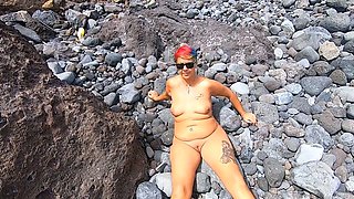 Short-haired tattooed girlfriend gives outdoor beach blowjob