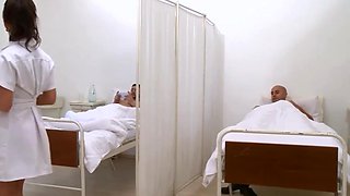 l infirmiére se fait baiser par 2 patients