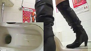 Japanese women rush go to toilet