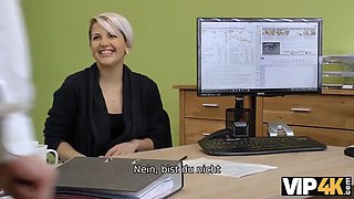 Vip4k. big titted lussy verehrt schwanz und eier, um den nötigen kredit zu bekommen