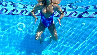 Mit Neuem Badeanzug Im Pool