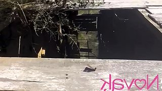 Loira visita a granja e realiza um boquete no pinto