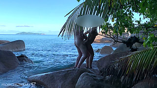 Catching nude couple -sex on beach
