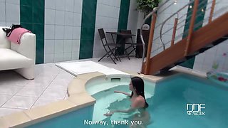 Lascivious Looks - A Cock Sucking Hottie At The Swimming Pool