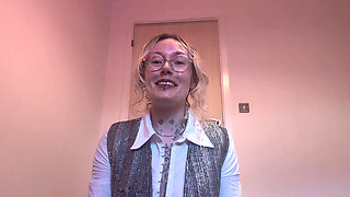 Sexy Realtor Desperate to Make the Sale