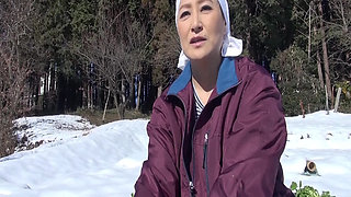 A140G12 A mature woman harvesting Chinese cabbage in the snow writhes and climaxes wildly in a barn, driven by desire&mdash;instinctive sex!