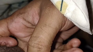Main apne pati se fingering karwa rahi thi aur woh meri clit ragad rahe the