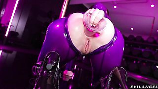 Latex fuck doll with round bottom Scarlet Chase likes solo anal