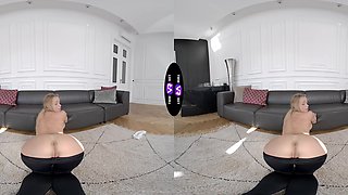 Flexible teen Calibri plays with her pussy in a steamy solo session.