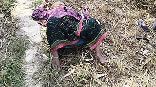 The sister-in-law became romantic in the field and started fingering her belongings