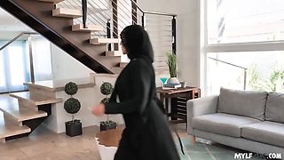 Muslim wifey takes the it guy's dick