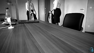 Casting a secretary - Solo performance