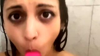 Sexy morena se calienta con su dildo y se muere de ganas de