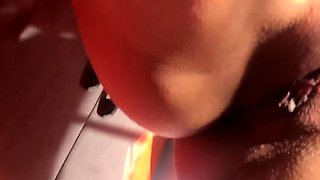 Esta hermosa latina se disfraza de secretaria para tocarse