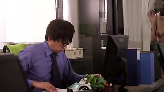 Amateur Asian gives amazing blowjob