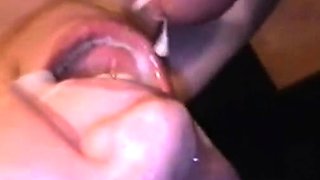 Deutsche Amateurschlampe Anke schluckt Pisse und Sperma
