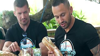 Vlad Castle, Hiro Maeti And Alice Hunter - Le Bus Des Libertins #7 , Baise Dans Les Wc Du Bar De Plage