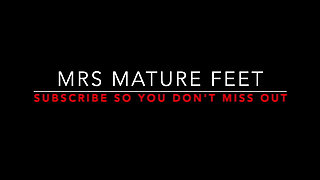 Mrs Mature Feet Comes Out the Shower and Plays on the Bed 520
