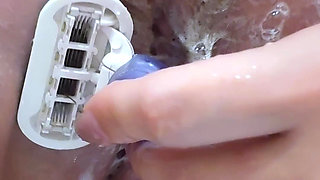 I'm Shaving My Pussy