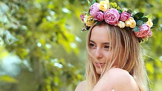 Cute all natural blonde shows sexy body