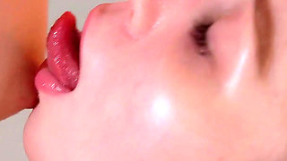 Lesbianas Play in Jacuzzi, Sucking Finger Toes, Fingering Pussy and Rimming!