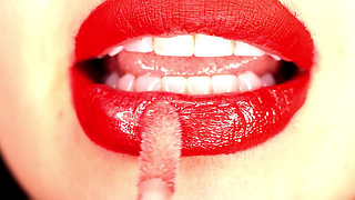 4K Applying lip gloss & smoking & spit fetish