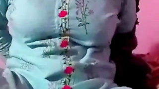 Boyfriend Se video call per baat kar rahi hai