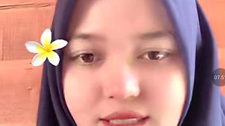 Petite Amateur Teen Explores Sensual Outdoor Squirt With Passion