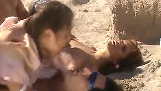 Beach fuck DP 4sum: Doggy, Threesome  Vintage Porn