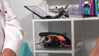 Feet exam and vagina check-up of hot cougar Belinda Bee