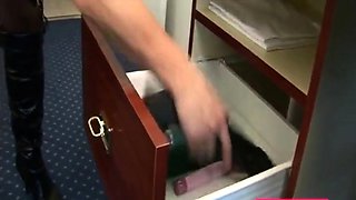 Lisa s'clate avec son gros gode et atteint l'orgasme