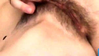 Belle brune poilue s'amuse avec son minou