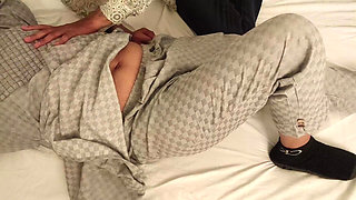 When the Housewife Got Pregnant, She Put It in Her Mouth