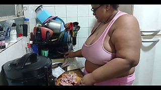 Stepmother in the Kitchen, Fucking Until She Gets a Lot of Cum in Her Mouth.